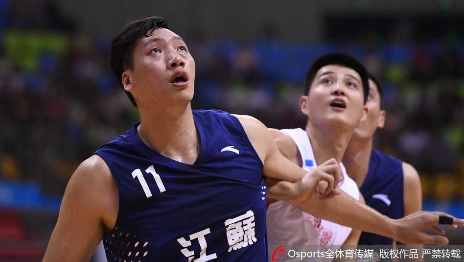 西热力江在命中三分后霸气怒吼，张开双臂，仿佛在点燃全场观众的激情