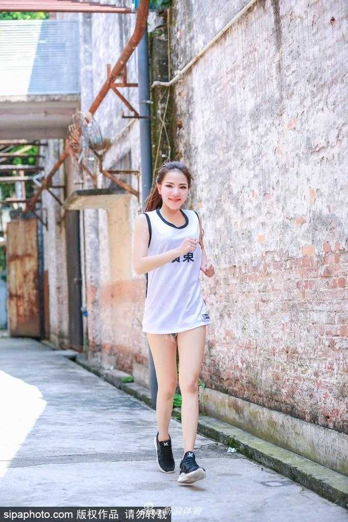 在天津全运会的热身场地，广东篮球宝贝摆出战斗姿势，眼神坚毅，誓与男篮将士们并肩作战到底。