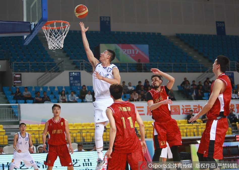 翟晓川在严密防守下强行上篮，身体在空中完全舒展，展现出国内顶级前锋的强悍实力。