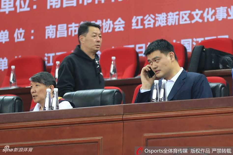 篮协主席姚明神情专注地坐在看台上，目光如炬地注视着场内激烈的对抗，他的到来让整个赛场的气氛都变得凝重而充满期待。