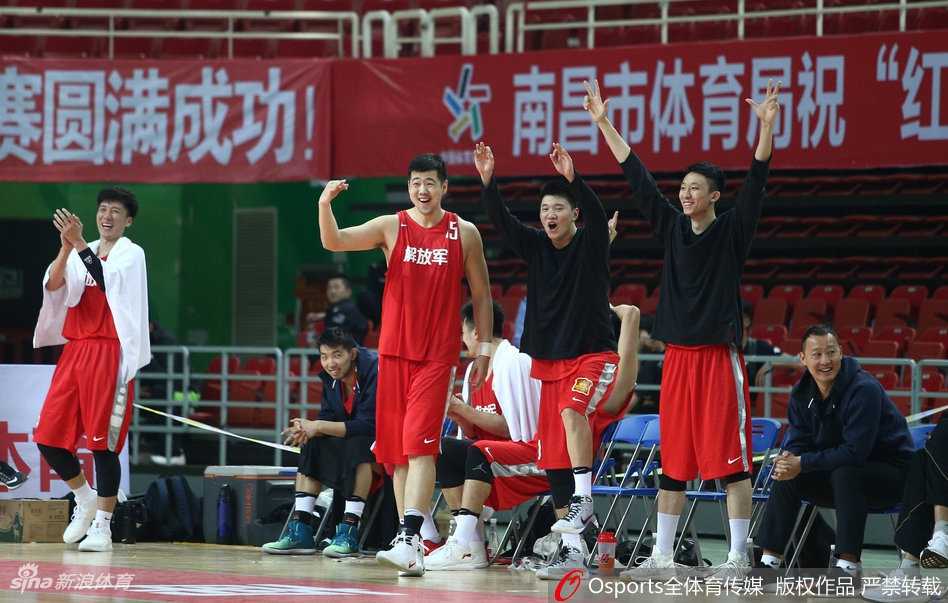 解放军队替补席瞬间沸腾，球员们全部站立，激动地挥舞着手中的毛巾，为场上队友的精彩表现纵情欢呼，喜悦的气氛弥漫整个球馆。