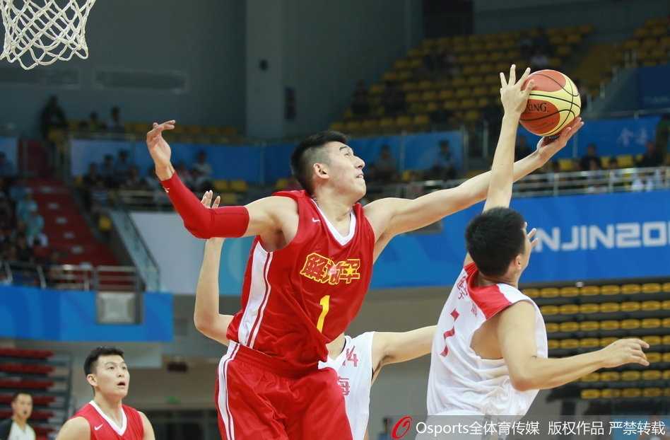 解放军队球员雷蒙外线出手三分，姿势舒展，篮球在空中划出完美弧线