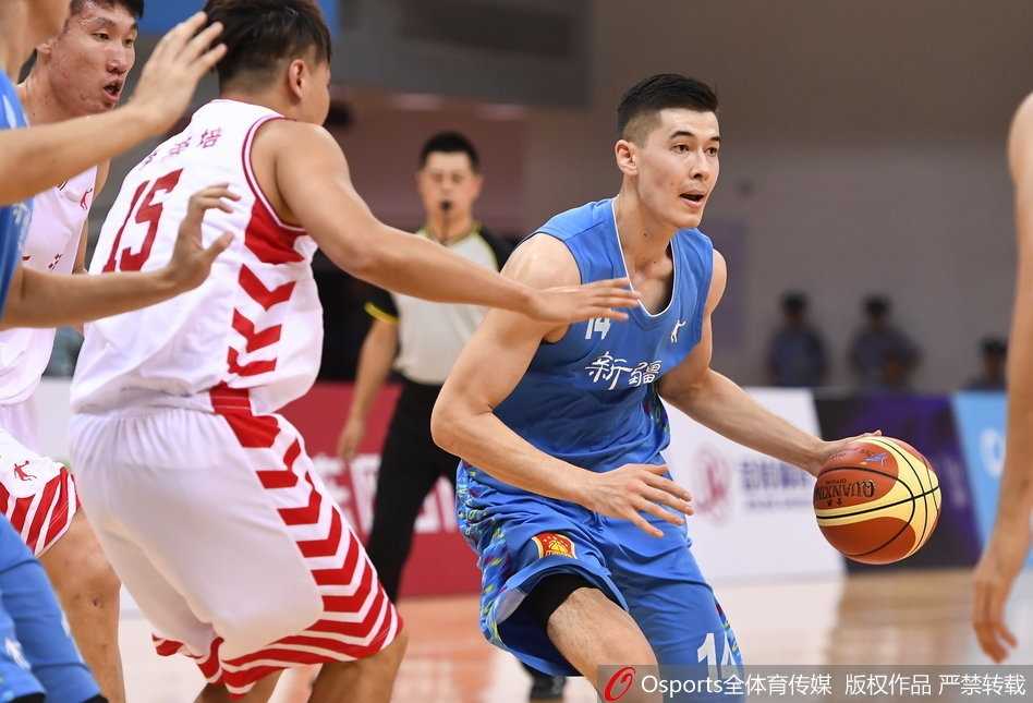 阿不都沙拉木奋力拼下前场篮板，尽管球队失利，但他17+19的数据让所有人记住了这个年轻人的名字。