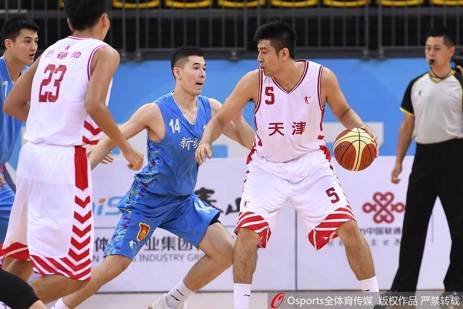 老将徐磊高举双臂稳稳命中，他用全场最高的17分证明了自己是天津队获胜的定海神针。
