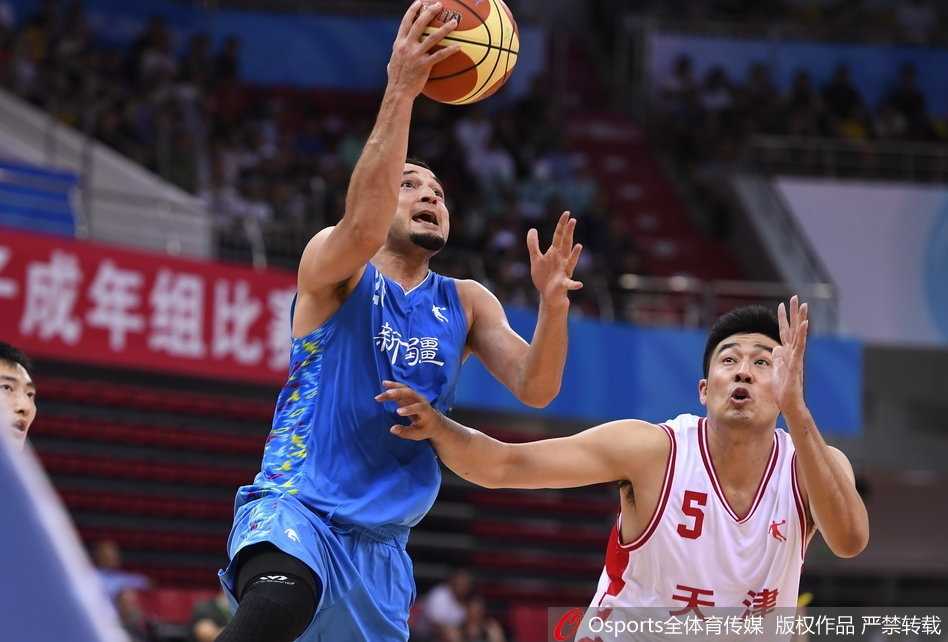 赛后天津队员围在一起庆祝，这场来之不易的胜利让他们的怒吼响彻天津中医药大学体育馆。