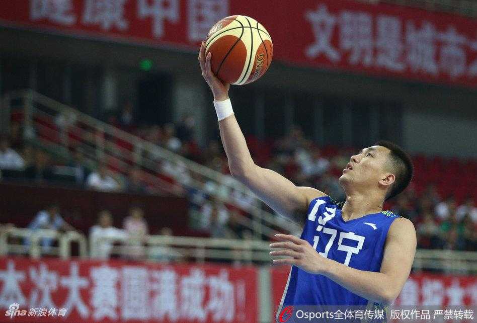 锋线尖刀刘志轩外线持球面对空位果断出手，皮球应声入网，他用精准的投射为球队续上火力