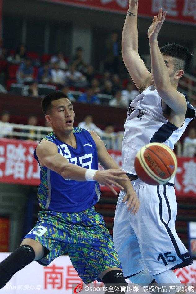 辽宁队后场核心郭艾伦在重庆队多名球员包夹防守下依然冷静寻找队友，准备组织新一轮的攻势