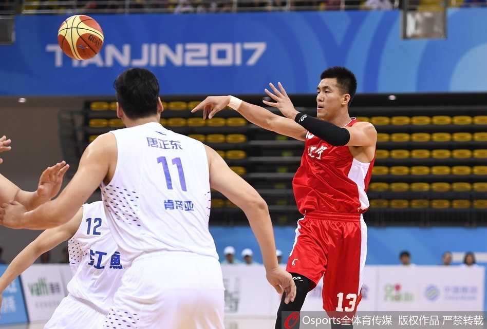 郭艾伦蝴蝶穿花般突破分球，撕开江苏队防线