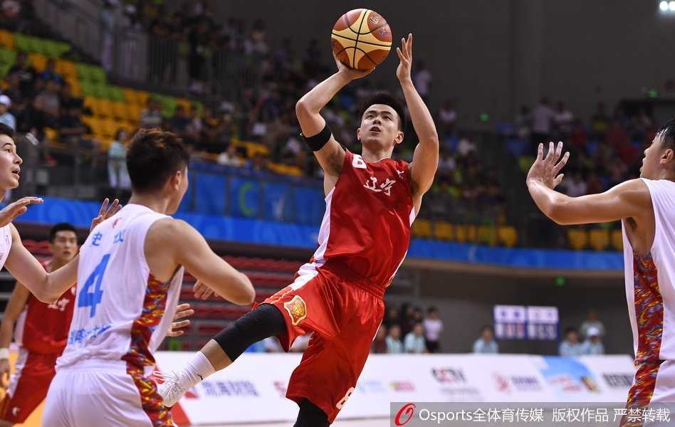 郭艾伦在高速推进中突然急停，眼神中闪过一丝杀气，随即干拔跳投，篮球在空中划出一道美丽的弧线后空心入网。