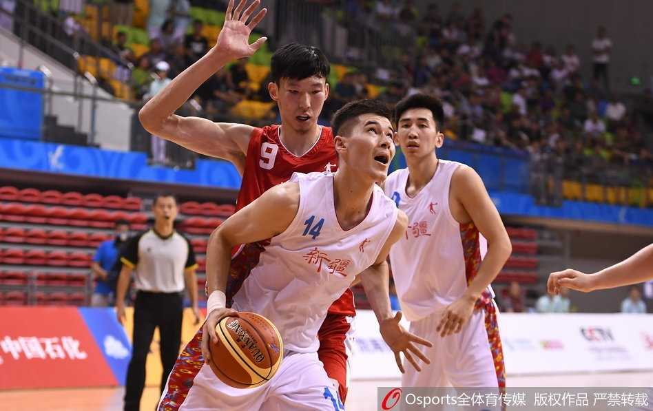 阿不都沙拉木在三分线外果断出手，尽管全场处于劣势，但他依然用一次次精准的投篮为新疆队保留着最后的尊严。