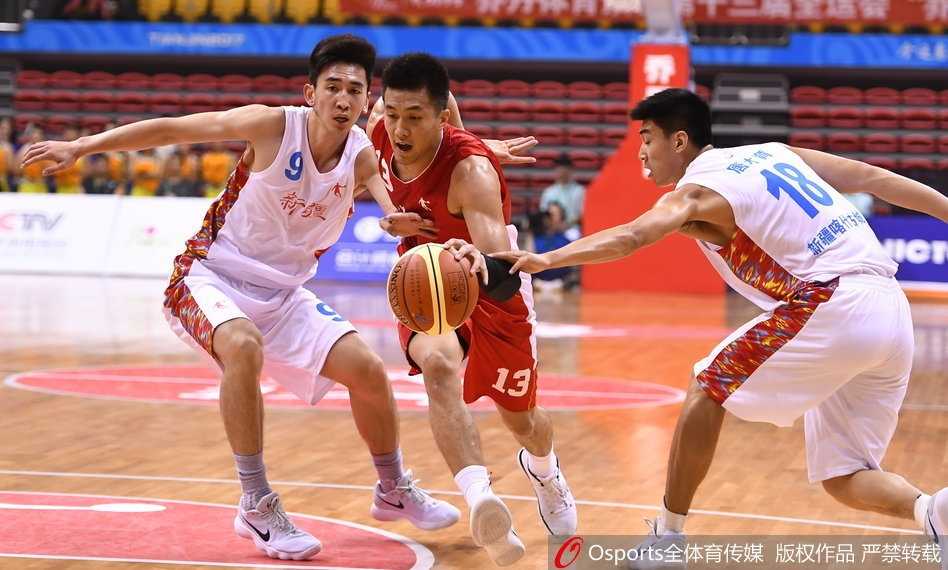 韩德君用敦实的身躯硬生生扛开防守球员，随后完成一记势大力沉的双手灌篮，整个篮球架都在他的暴力美学下瑟瑟发抖。