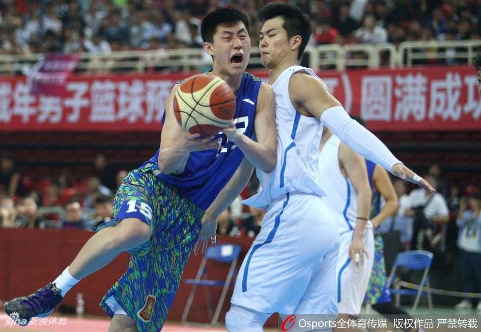 强行冲破防线，郭艾伦面对两人夹击依然无畏冲锋。