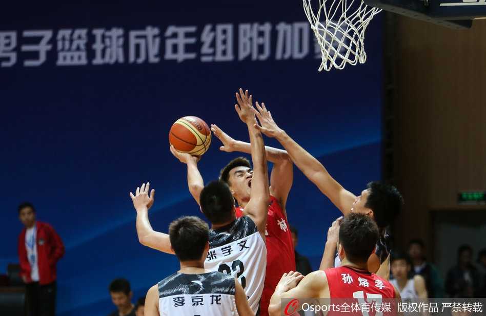 曾令旭持球推进时冷静观察队友跑位，运球的节奏如同乐队指挥般从容不迫