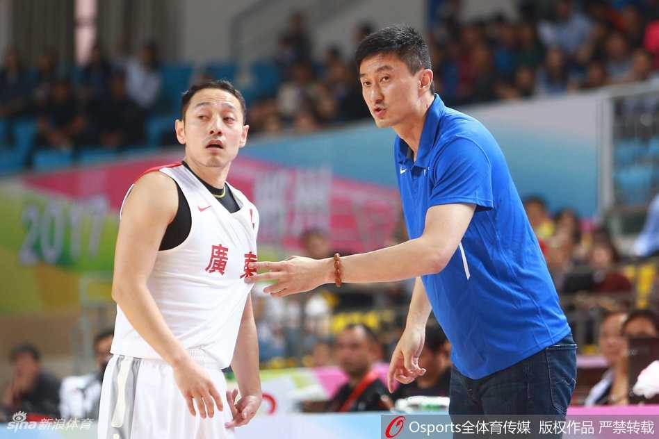 广东队顾全在防守中送出精彩封盖，落地后神情专注，与队友进行交流。