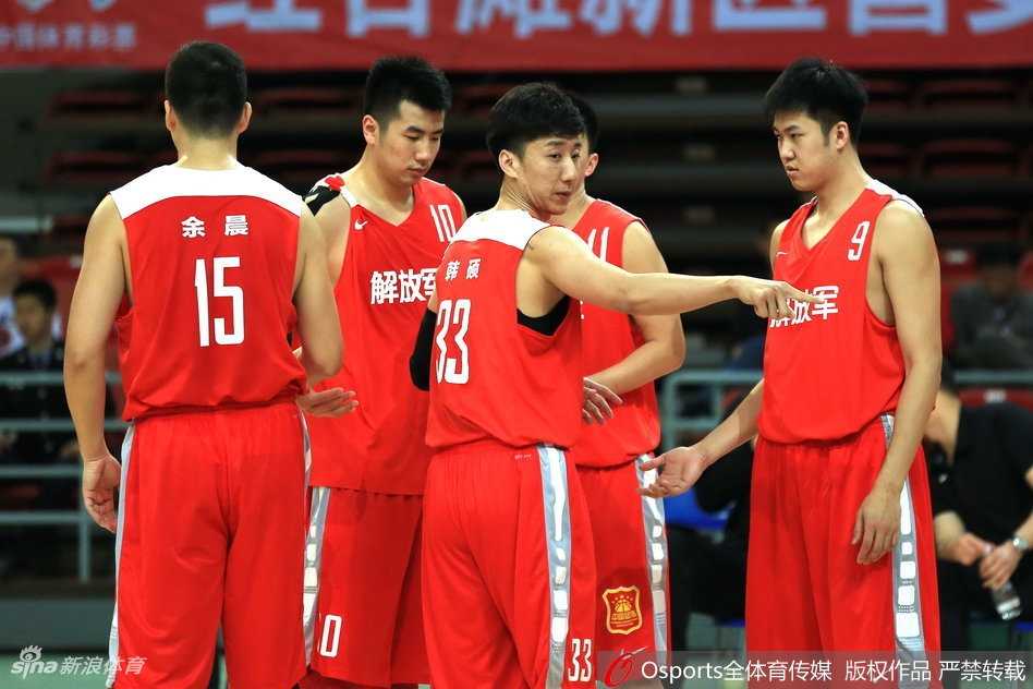 解放军队球员围拢在一起聆听战术布置，场上场下团结一心共商对策