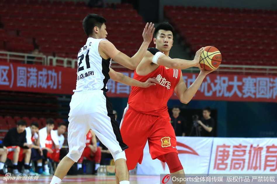 邹雨宸在队友协助下完成精彩传球，眼神犀利寻找下一步进攻机会