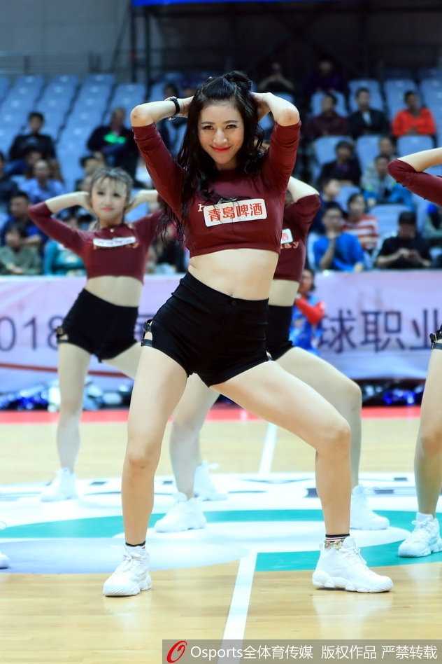 舞蹈动作定格瞬间，宝贝身体后仰形成优美弧线，马甲线清晰可见，热力四射的姿态仿佛要将手中的花球抛向天际。