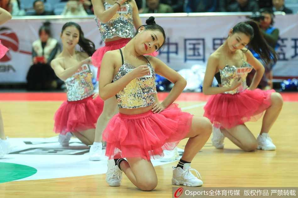 队形变换瞬间，领舞女孩展现出极佳的柔韧性，一字马稳稳落地，绽放出征服全场的霸气笑容