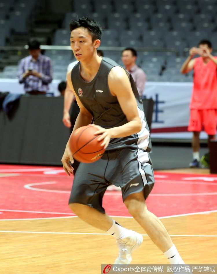 训练场上的王治郅终于露出一丝微笑，他正与一位年轻球员轻松交流，似乎在用自己特有的方式缓解弟子面对高强度集训时的紧张情绪。