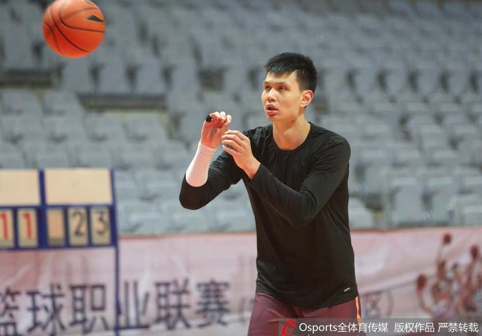 阿尔斯兰在三分线外高高跃起，出手瞬间眼神专注，篮球带着旋转飞向篮筐