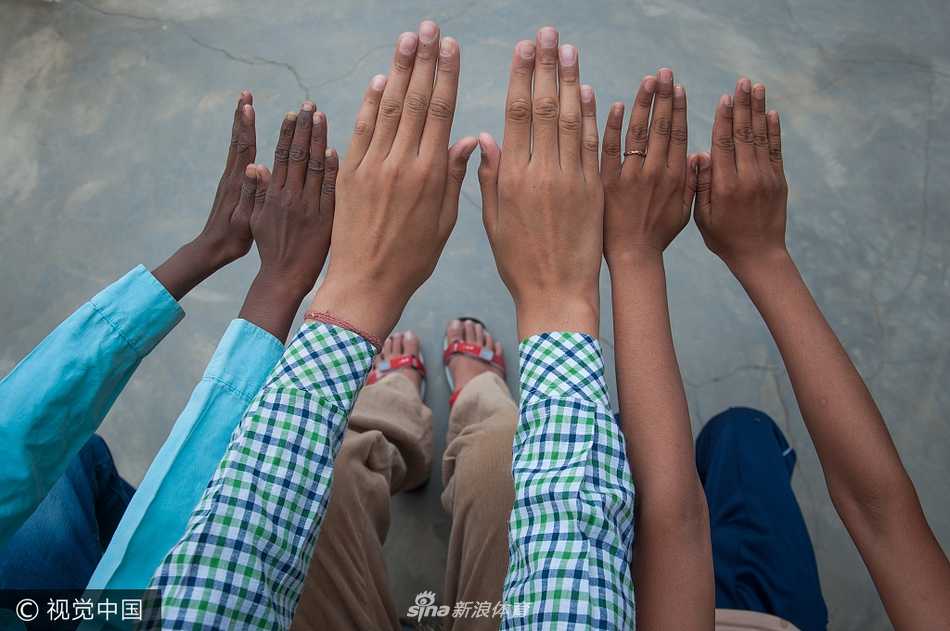 专注的眼神：特写镜头下，卡兰手托篮球，眼神坚定地望向前方。尽管脸庞还带着孩童的稚气，但那专注的神情和对篮球的热爱，已然有了未来球场大将的风范。