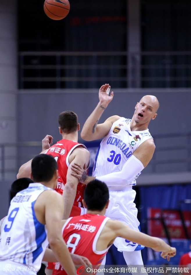 兰佩在青岛队首秀中高高跃起，以一记势大力沉的单手劈扣宣告王者归来，整个球馆为之沸腾。