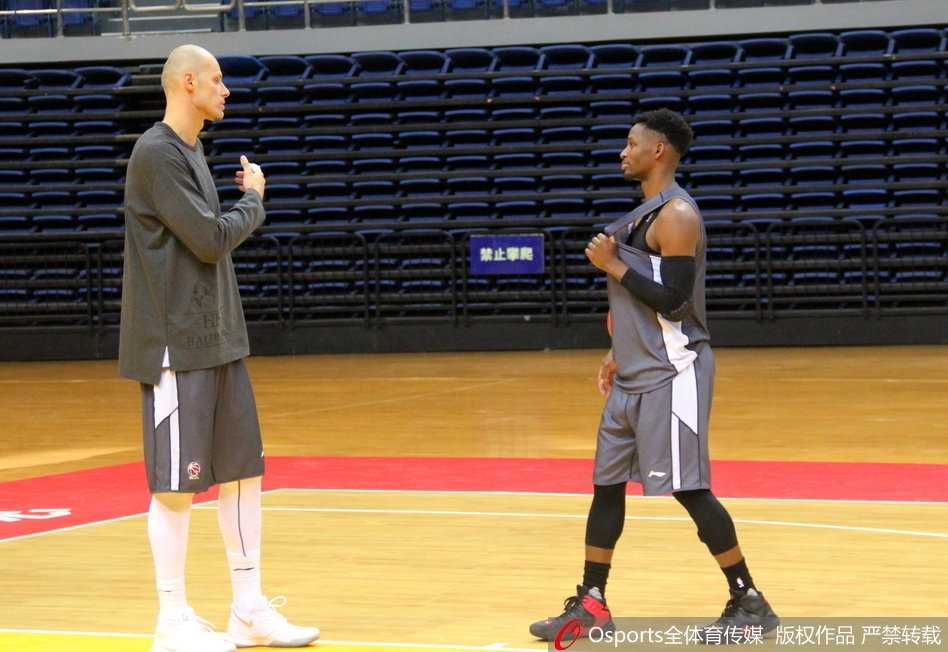 训练中兰佩在内线要位，展现出扎实的篮下技术和强壮的身体素质，他的到来极大增强了青岛队的内线实力。