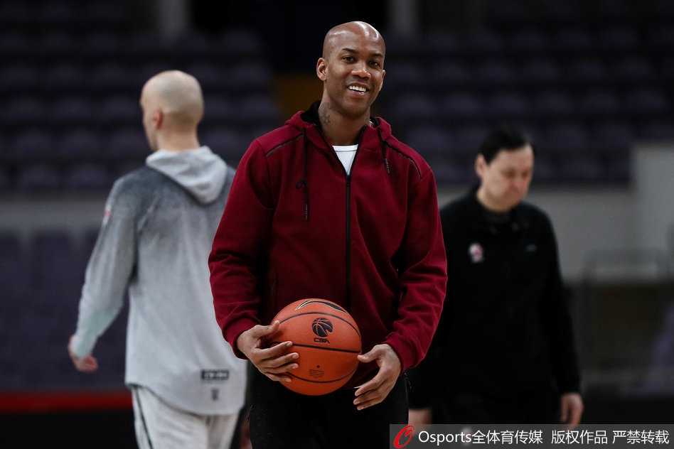 训练继续，兰多夫在篮下展现出柔和的手感，轻松将球放进篮筐，完全看不出刚刚流鼻血的影响。