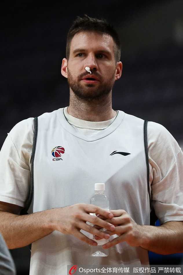 兰多夫在三分线外尝试远投，本赛季他的射程不断扩大，成为了对手难以防范的高炮台。