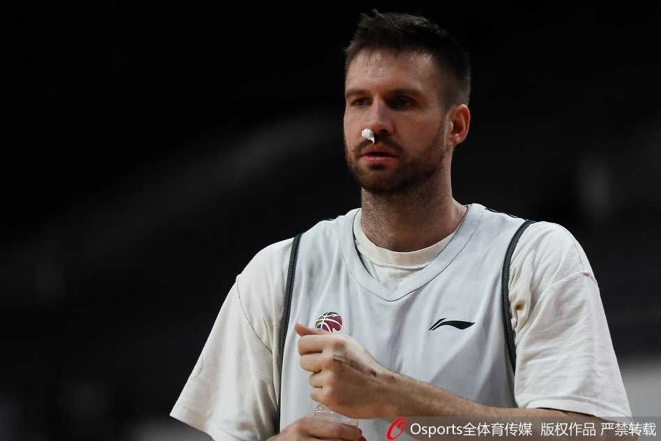 防守端同样卖力，兰多夫高高跃起干扰对手投篮，他的长臂和出色的弹跳是北控内线的一道大闸。