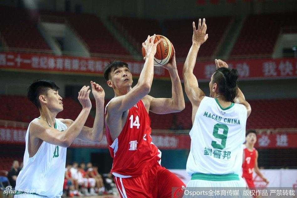 福建队核心王哲林背身单打，利用强壮的身体倚住防守队员，强硬进行篮下进攻