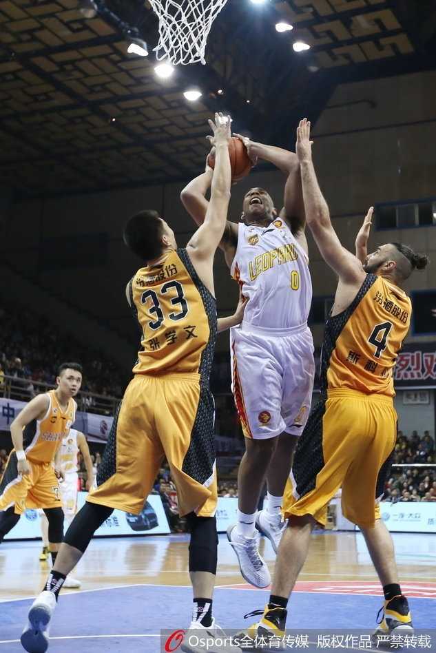 深圳小将于德豪全场贴防詹宁斯，他重心压得极低，双手张开，如同一道铁闸，让对面的詹宁斯面露难色，难以轻松突破。