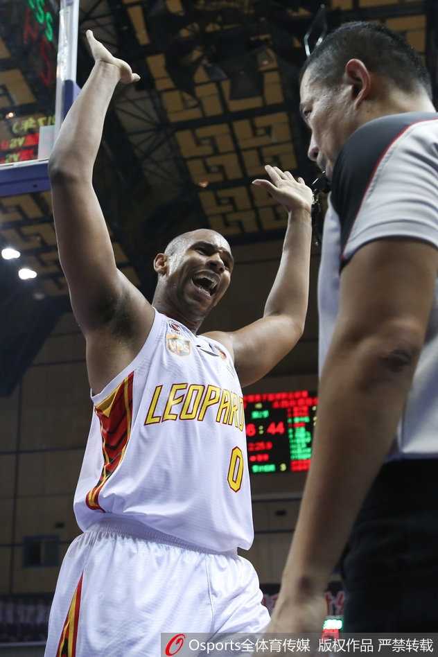 深圳外援朗福德快速反击中运球推进，他步伐矫健，目光如炬，准备随时发起致命一击，队友则在他侧翼接应。