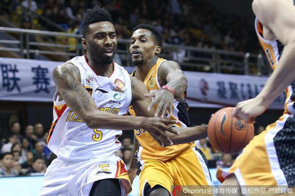 深圳内线李慕豪高高跃起，在空中用指尖轻轻一点，将队友投失的篮球补进篮筐，动作干净利落，展示了其出色的臂展和手感。