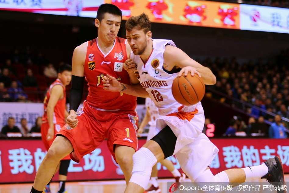 丁彦雨航抢断成功后发动闪电快攻，他如一道白色闪电划过球场，面对空篮轻松完成双手暴扣。