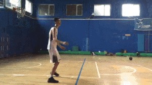 背对篮筐的他，一个敏捷的后转身直接将防守者挡在身后，如同泥鳅一般滑入篮下，轻柔地勾手命中，动作行云流水。