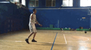 他先是向底线方向虚晃一枪，骗得防守人重心偏移，随即迅速向上线转身，后仰跳投，篮球划出一道美妙的弧线坠入网窝。