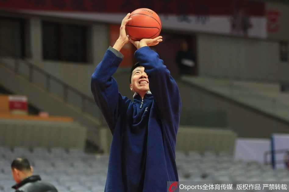 王治郅背身单打许钟豪，一个逼真的晃肩假动作后顺势勾手，篮球在空中划出完美弧线，许钟豪虽全力封盖却仍慢半拍，脸上露出无奈又钦佩的笑容。