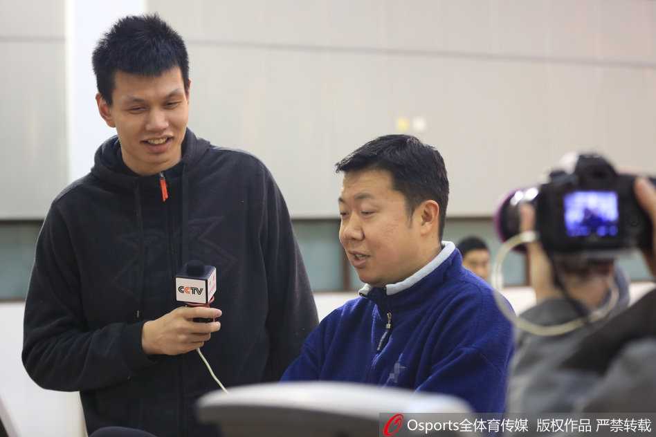 王治郅伸出手指，神情专注地在向围拢的队员们讲解战术跑位，许钟豪在一旁仔细聆听，周围的年轻面孔写满了对这位传奇前辈的信赖与崇拜。