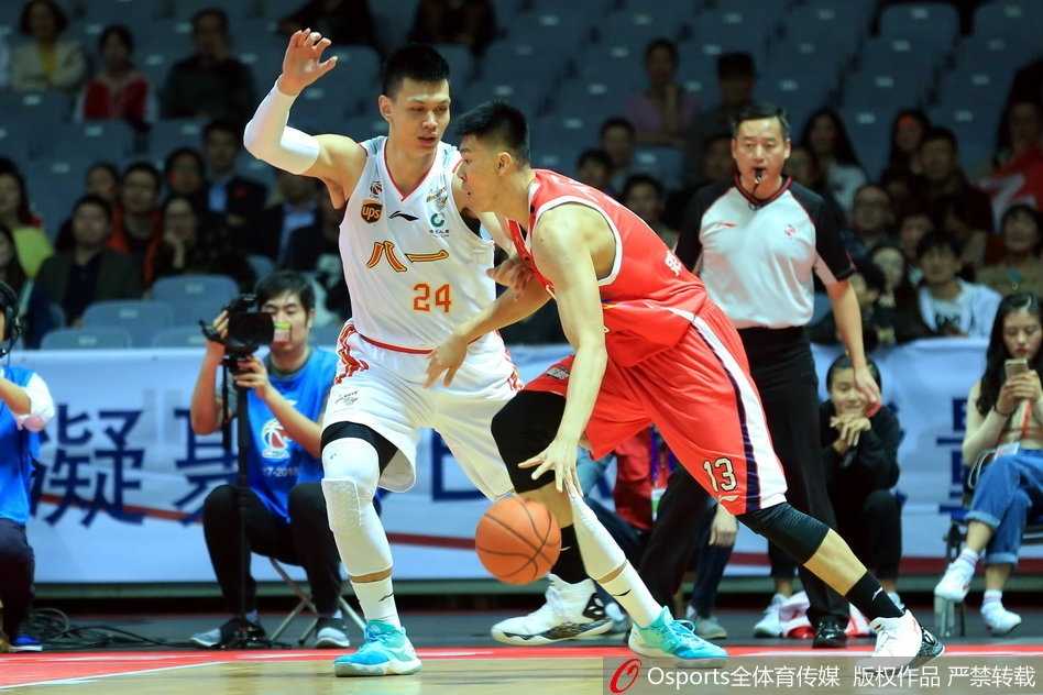 场边的八一队主教练阿的江眉头紧锁，双手抱胸，目光深邃地望着场内，仿佛在思索如何带领这支年轻的军旅走出泥潭。