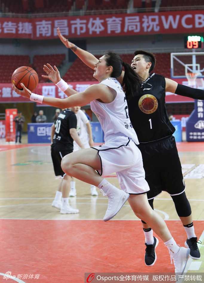 张丽婷在山东队多人围堵下依然强硬起跳，手臂如擎天柱般将球稳稳送入篮筐，眼神中写满了对胜利的无限渴望。