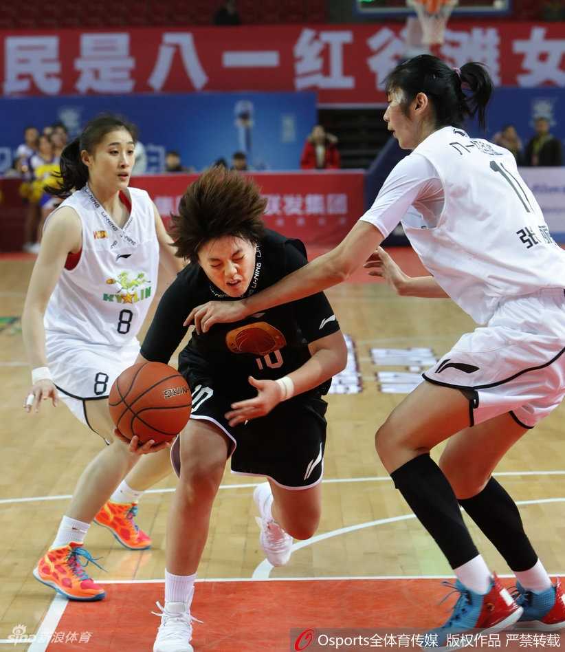 八一女篮首发五虎神情坚毅，目光如炬，在主场灯光下蓄势待发，准备用一场胜利为下半赛季的征途祭旗。