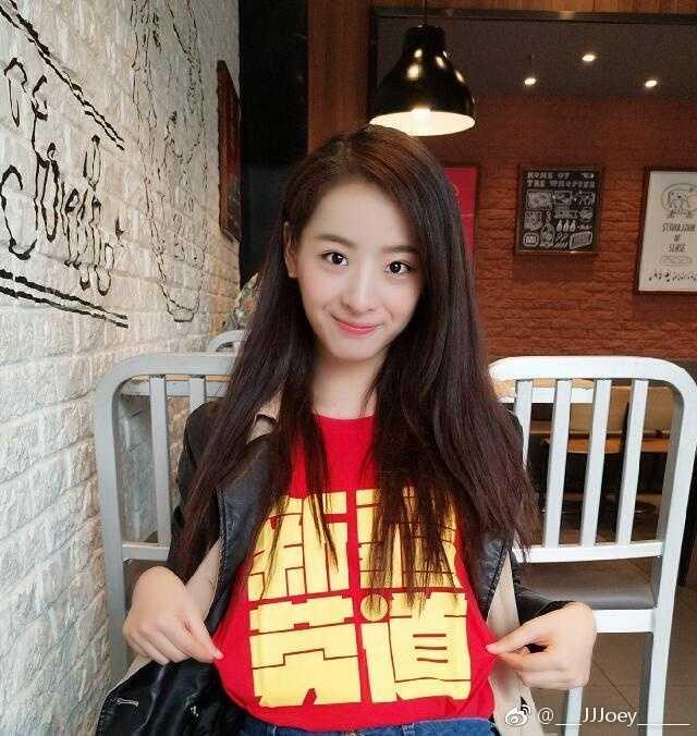 在温馨的室内光线下，孙桐林女友笑容明媚，眼神清澈纯净，展现出纯真动人的感染力