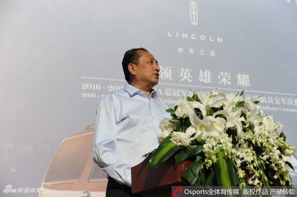 西热力江亲密地搂着周琦的肩膀，两人边走边窃窃私语，周琦面带微笑认真倾听，兄弟情谊在豪车旁显得格外温暖。