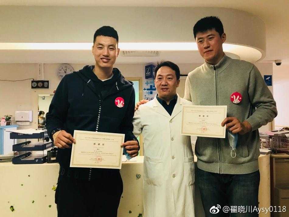活动结束时，翟晓川、张松涛与吉祥物霹雳鸭一同在病房的活动区合影留念，背景是孩子们稚嫩的画作，这张合影记录下了体育精神与生命温情交汇的珍贵瞬间。