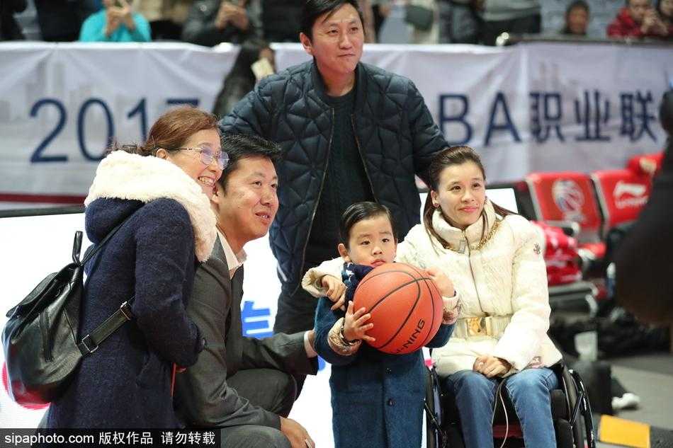 告别时刻，桑兰向王治郅挥手道别，眼神中充满感激与喜悦，王治郅也挥手回应，身后的赛场灯光勾勒出这温情满满的剪影。