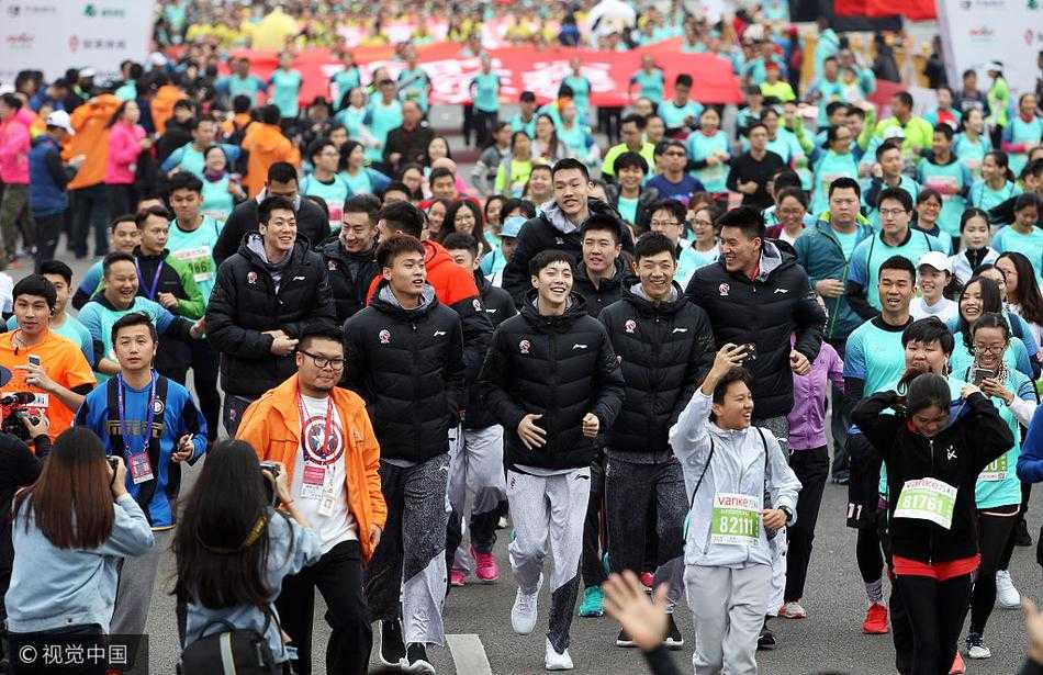 尽管身边人群拥挤，易建联依然保持着轻松步伐，他面带微笑地看向前方，享受着东莞这场体育盛事的每一刻