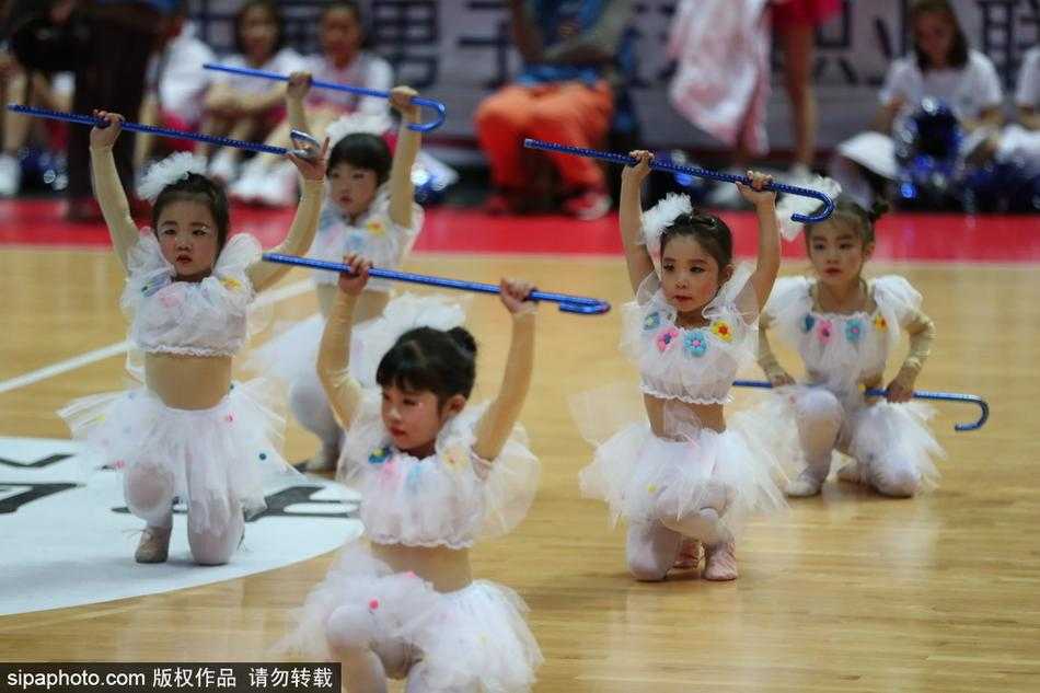 镜头拉近，一位篮球宝贝眼神明亮，嘴角上扬，手中的拐棍在她身侧划出一道优美的弧线，甜美的气质让人移不开眼。