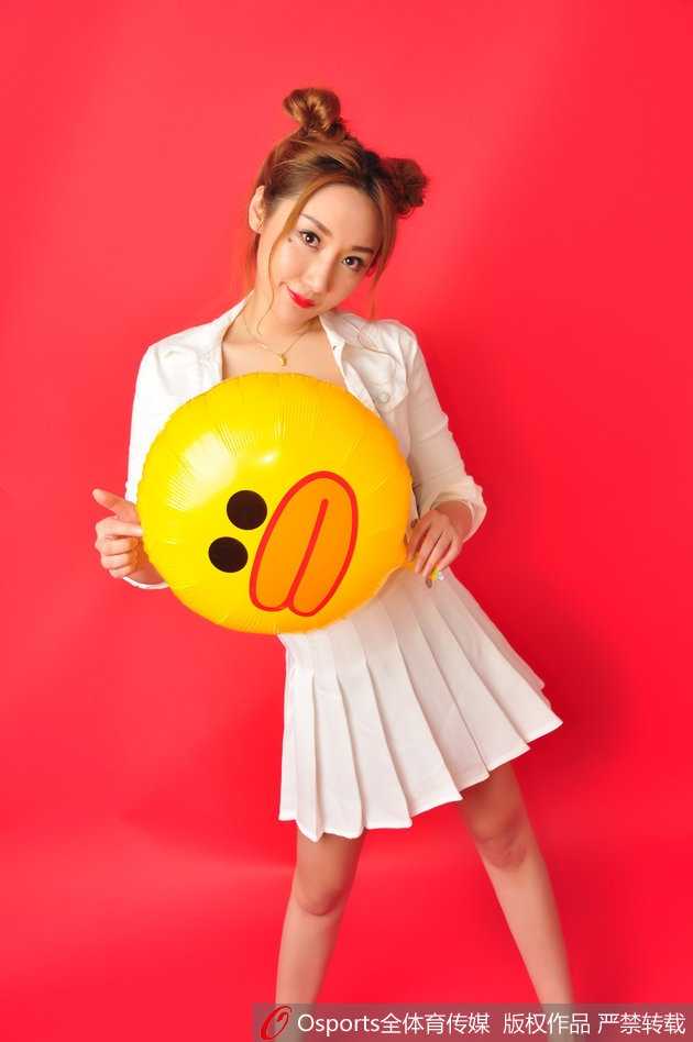 队员轻倚在布满岁月痕迹的红砖墙前，修长的双腿线条在黑色短裤的衬托下格外吸睛，双手轻插口袋的姿态透露出青春特有的慵懒与自信。