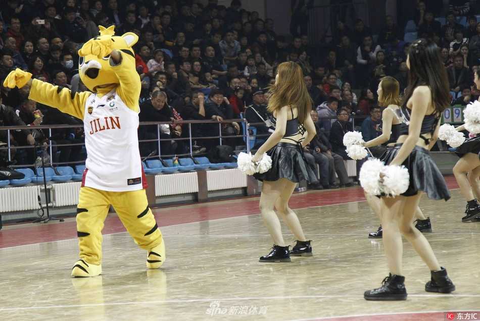 比赛结束后，啦啦宝贝与东北虎吉祥物在空荡的球场边合影留念，女孩用手轻抚老虎的大头，眼神中流露出对这片场地的眷恋。